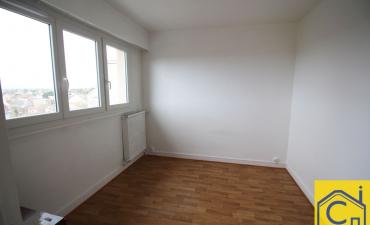 F2 avec balcon, cave et parking